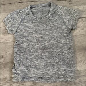 Lululemon Gray White Swiftly Tech Short Sleeve SS
Crew Seamless Workout Top